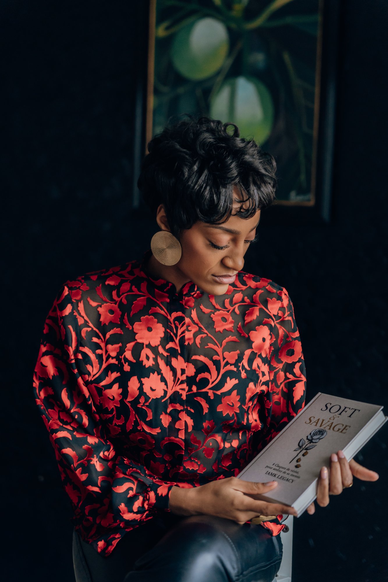 Le livre Soft & Savage tenu par l'autrice